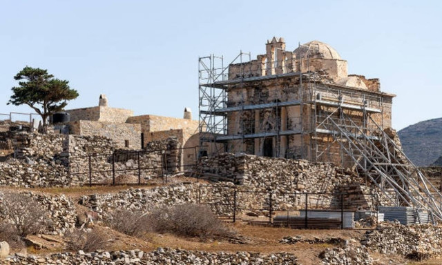 A tomb of a prominent woman came to light in Episkopi, Sikinos (pics)