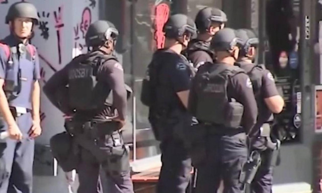 Αιματηρή ομηρία στο Λος Άντζελες – Σε πανικό οι πελάτες πήδαγαν από τα παράθυρα (Pics+Vids)