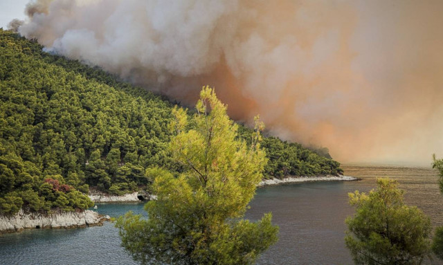 Φωτιά ΤΩΡΑ: Πύρινη κόλαση στη Σκόπελο – Στάχτη χιλιάδες στρέμματα πευκοδάσους (vid)