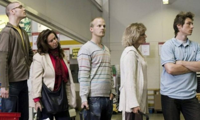 Μια απίθανη ιστορία: Ταμίας σούπερ μάρκετ «προσφέρει» σε άγνωστο 1.230.000 ευρώ!