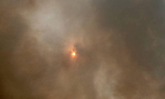 Απίστευτες εικόνες: Ορατή από Άνδρο και Τήνο η φωτιά στην Αττική