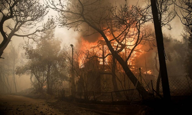 Φωτιά Κινέτα: Συναγερμός στις Ένοπλες Δυνάμεις - Έτοιμες να επέμβουν