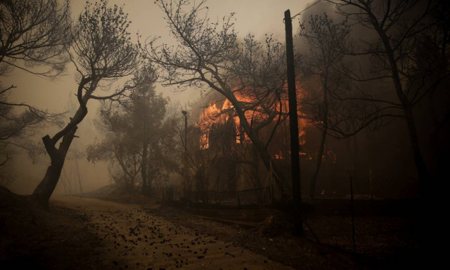 Φωτιά ΤΩΡΑ στην Κινέτα: Εκκενώθηκαν οικισμοί - Δείτε πού γίνεται εκτροπή κυκλοφορίας (vid)
