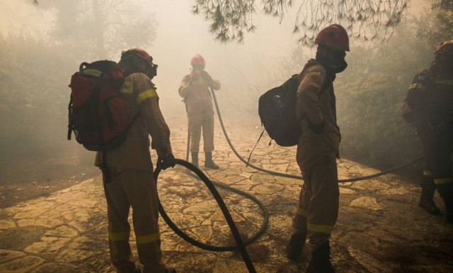 Φωτιά Κινέτα: Βίντεο - ντοκουμέντο από την προσαγωγή ύποπτου για τη μεγάλη καταστροφική πυρκαγιά