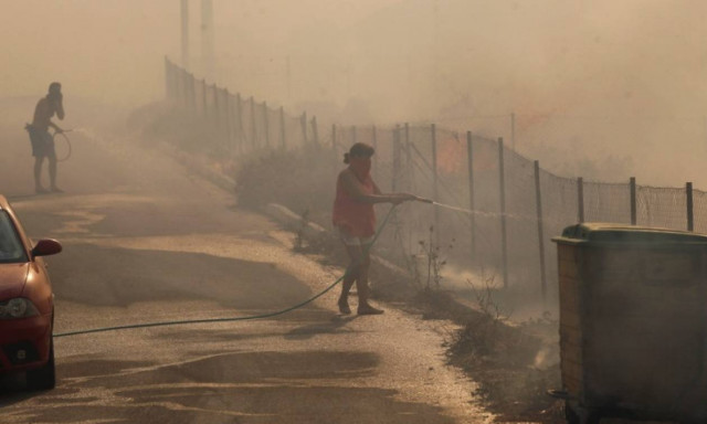 Φωτιά τώρα: Εγκλωβισμένα άτομα στην παραλία στο Μάτι