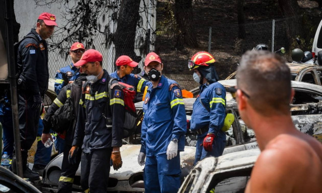 Φωτιά ΤΩΡΑ: Δύσκολος ο εντοπισμός αγνοουμένων τη νύχτα - Χωρίς ρεύμα για αρκετές μέρες το Μάτι