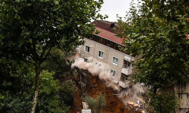 Τουρκία: Κατέρρευσε τετραώροφο κτήριο στην Κωνσταντινούπολη - Δείτε καρέ–καρέ την κατάρρευση