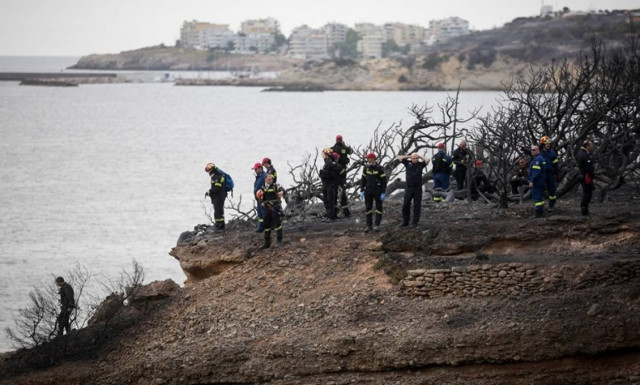 Φωτιά - Ανατριχίλα: Πλάνα διάσωσης ανθρώπων που πάλευαν στη θάλασσα από τη φρεγάτα «Έλλη»