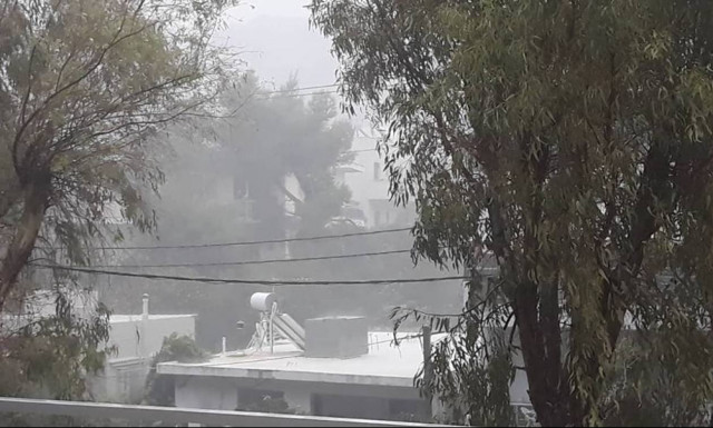 Άνοιξαν οι ουρανοί - Ισχυρή καταιγίδα στην Αθήνα - Έκτακτο δελτίο της ΕΜΥ