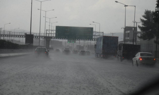 Πλημμύρισε η Εθνική Οδός Αθηνών - Λαμίας στο ύψος των Θρακομακεδόνων (vids&pics)
