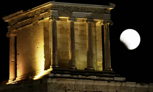 Μάγεψε τον κόσμο το «ματωμένο φεγγάρι»