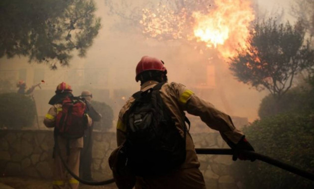 Φωτιά: Συγκλονιστικό βίντεο μέσα από πυροσβεστικό όχημα - «Είμαι μέσα στην κόλαση»