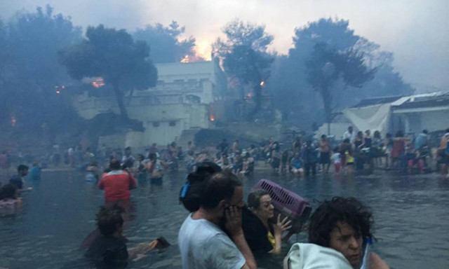 Βίντεο – σοκ: Περνά μέσα από τις φλόγες και σπαράζει - «Θεέ μου, τα παιδιά μου, η γυναίκα μου»