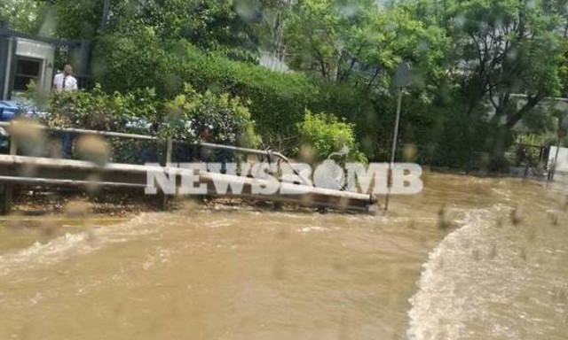Καιρός ΤΩΡΑ: Πλημμύρισε η Κηφισίας – Ποτάμια οι δρόμοι στο Χαλάνδρι (pics)