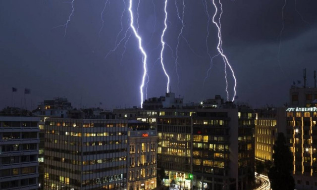 Καιρός: Ισχυρές καταιγίδες και χαλάζι στην Αττική την Κυριακή – Ποιες περιοχές κινδυνεύουν