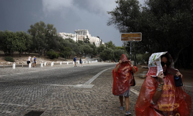 Fire brigade receives 300 calls for help after downpour in Attica