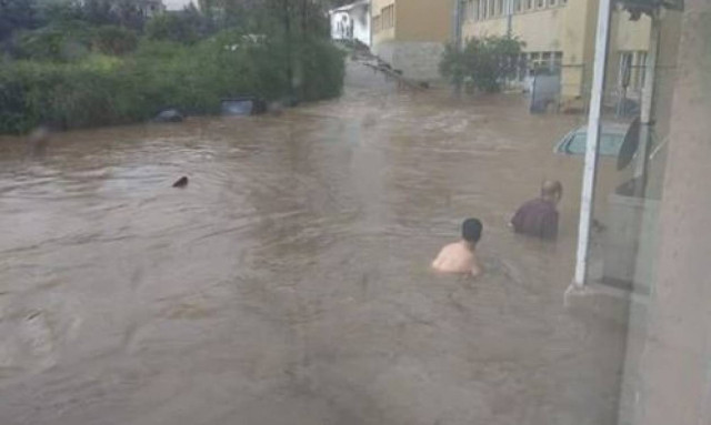 Εικόνες σοκ από την κακοκαιρία στην Αττική - «Κολυμπούν» έξω από το νοσοκομείο Σωτηρία