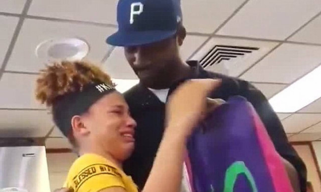 Πατέρας έκανε 3 δουλειές για να πάρει φόρεμα στην κόρη του στην αποφοίτησή της (vid)