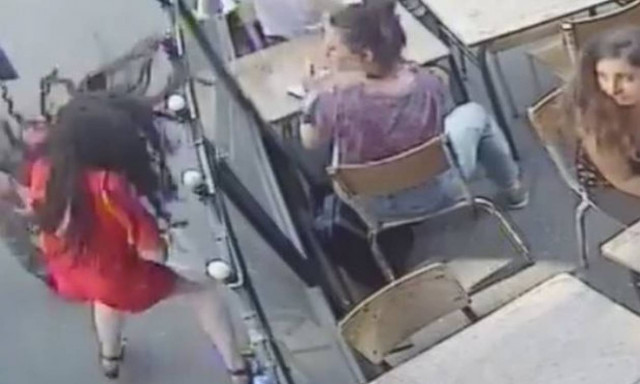 Βίντεο: Σοκαρισμένη η Γαλλία από την επίθεση σε γυναίκα που αντέδρασε σε «καμάκι»