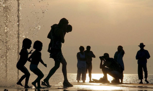 Στο «κόκκινο» ο υδράργυρος στη Γαλλία: Μέτρα για την πρόληψη της θερμοπληξίας