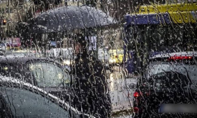 Καιρός ΤΩΡΑ: Ισχυρή καταιγίδα στην Αττική – Δείτε τις περιοχές που βρέχει