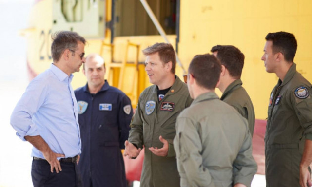 Μητσοτάκης στη βάση των καναντέρ: Προτεραιότητα η επισκευή και συντήρηση των αεροσκαφών μας