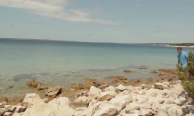 Με αυτό το βίντεο έχει γίνει χαμός: Τι είναι αυτό που πετάγεται από τη θάλασσα;