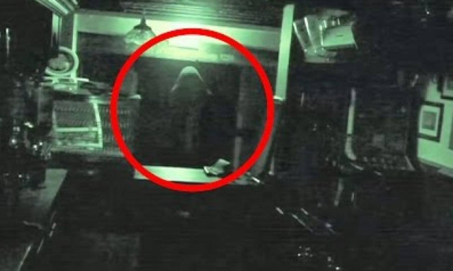 Ανατριχιαστικό βίντεο: Παραφυσικά φαινόμενα που «έπιασε» η κάμερα και ΔΕΝ μπορούν να εξηγηθούν!