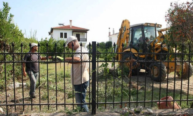 Kassandra municipality in Halkidiki knocks down fence blocking access to sea