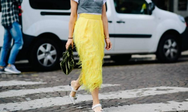 Έξι κίτρινα fashion items που μπορείς να πάρεις από τις εκπτώσεις του Asos