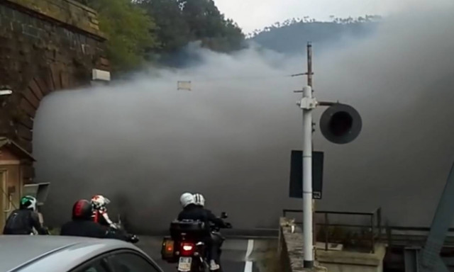 Τρένο δημιουργεί κομφούζιο πάνω σε γέφυρα λόγω... καπνού (video)