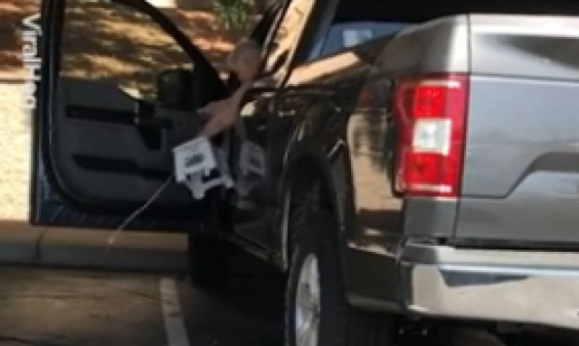 Οδηγείς ένα θηριώδες αμάξι, αλλά δεν είσαι και τόσο ψηλός; Υπάρχει τρόπος… (vid)