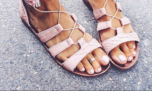 Τα παπούτσια που μπορείς ακόμα να δοκιμάσεις στο καλοκαιρινό σου στιλ
