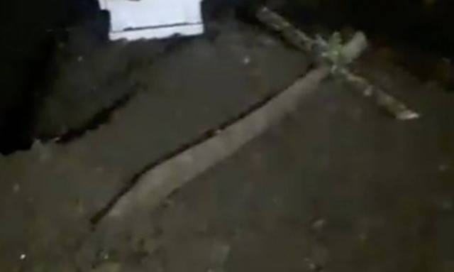 Χαροκαμένος πατέρας έπαθε το ΣΟΚ της ζωής του όταν άνοιξε το φέρετρο του νεκρού μωρού του! (vid)