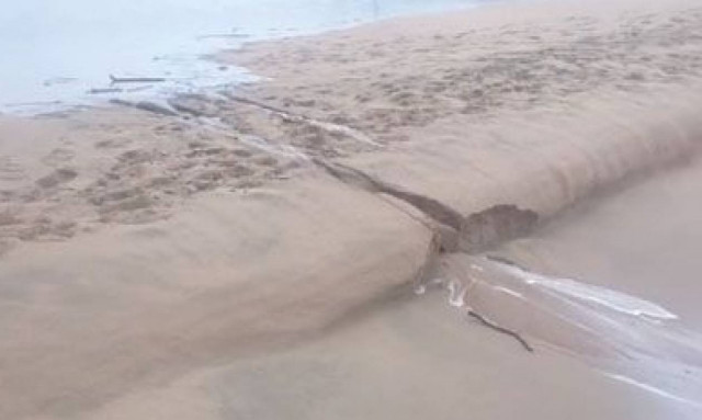 Η τρομερή δύναμη της φύσης: Ποτάμι υπερχειλίζει και τότε συμβαίνει κάτι εκπληκτικό! (video)