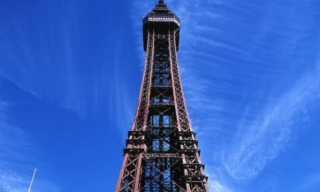 Ανεβαίνει σε έναν ψηλό πύργο και παθαίνει αμόκ (vid)