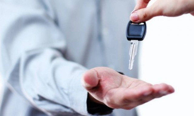 Έχεις χαμηλά εισοδήματα; Πούλα το αυτοκίνητο για να μην χάσεις επιδόματα