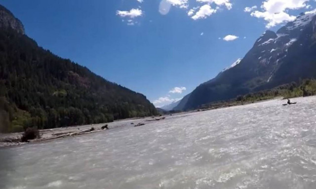 Απίστευτες εικόνες: Αρκούδα επιτίθεται σε κωπηλάτη στον Καναδά (vid)