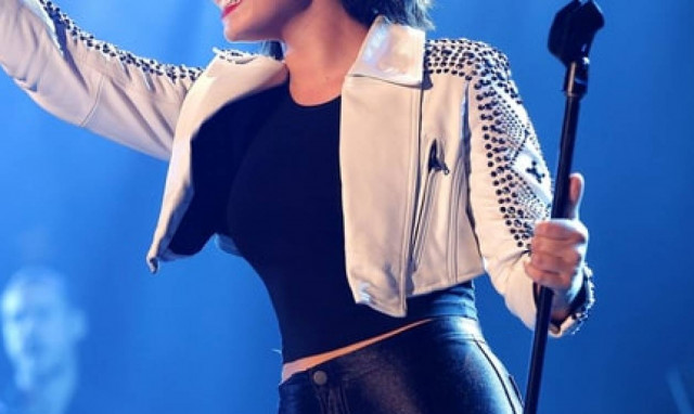 Πασίγνωστη τραγουδίστρια παραλίγο να πεθάνει από υπερβολική δόση – Το συγκινητικό μήνυμά της (vids)