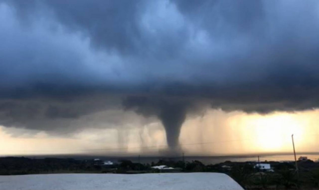 Viral video: Υδροστρόβιλος - γίγας «σαρώνει» νησί της Ιταλίας (vid)