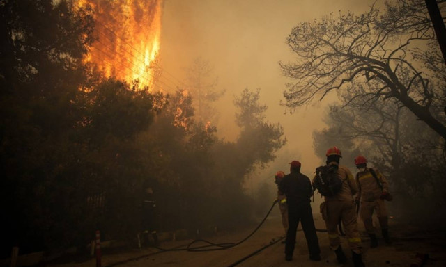 Fire in gorge in Nea Makri in progress