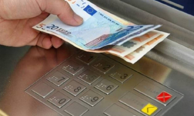 Πόσα χρήματα χάνουν οι πολίτες στις τραπεζικές τους συναλλαγές