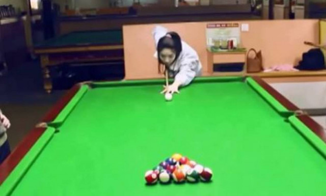 Μείναμε άφωνοι: Δεν θες να παίξεις μπιλιάρδο εναντίον της! (vid)