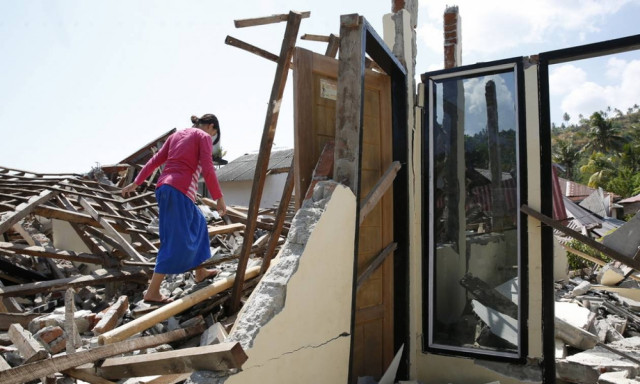 Τραγικός ο απολογισμός του φονικού σεισμού στην Ινδονησία (vid)
