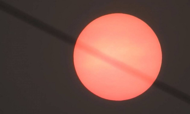 Ο Ήλιος βάφτηκε ροζ: Το φαινόμενο που «ξύπνησε» μέσα από την καταστροφή (vid)