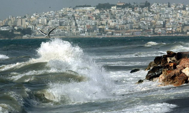 Καιρός – Έκτακτο δελτίο ΕΜΥ για θυελλώδεις ανέμους: Ποιες περιοχές θα σαρώσουν το Σαββατοκύριακο