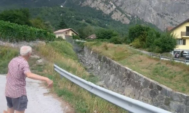 Τρομακτικό βίντεο: Η λάσπη «πνίγει» χωριό στην Ελβετία (vid)