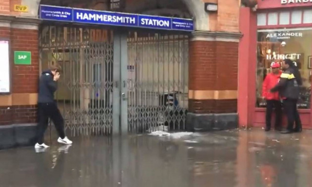 Είναι κι αυτός ένας τρόπος να περάσεις στο απέναντι πεζοδρόμιο αν πλημμυρίσει ο δρόμος (vid)