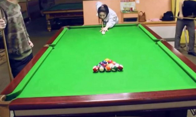 Δεν θα πιστεύετε με πόσες κινήσεις άδειασε το τραπέζι του μπιλιάρδου αυτή η κοπέλα! (vid)