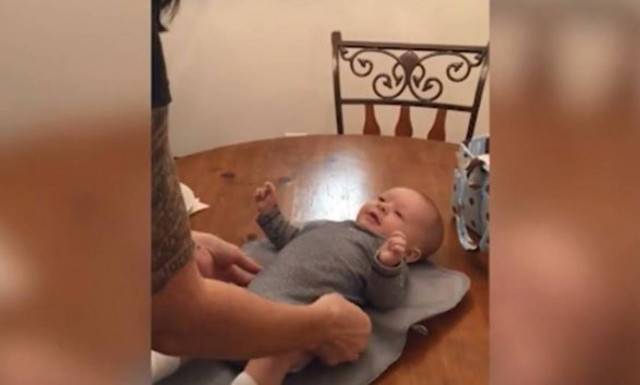 Μπορεί οι γονείς του να το πειράζουν αλλά αυτό το αξιολάτρευτο μωρό έχει την τελευταία... λέξη (vid)